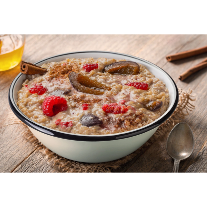 Adventure menu Rice porridge with raspberries, plums and cinnamon sublimuotas maistas